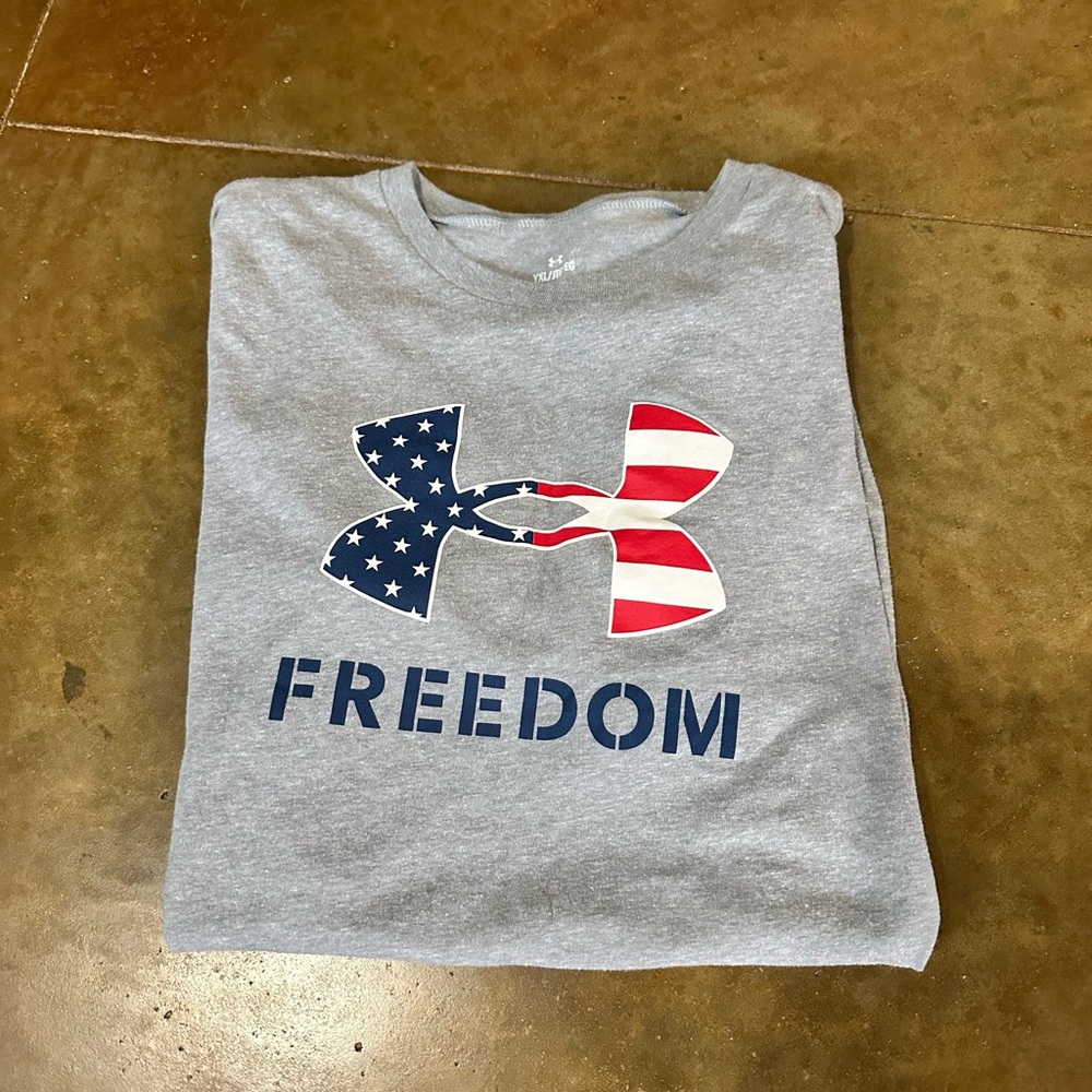 Under Armour Gray Freedom T-Shirt.  Short Sleeve Youth XL.